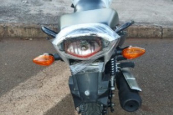 Jovem já conhecido por manobras perigosas é preso após empinar moto sem placa e fugir da PM