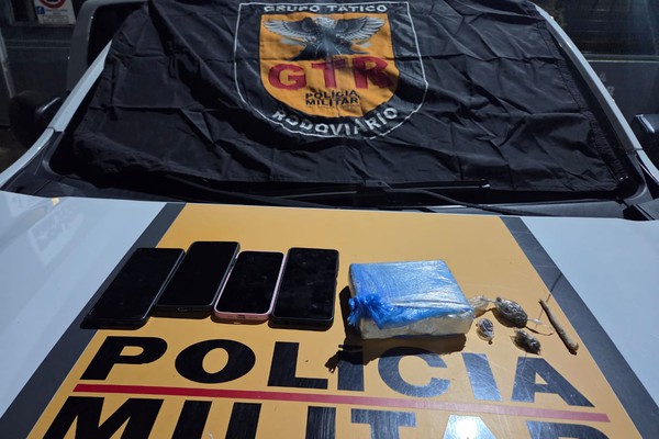 PM Rodoviária aborda carro com 3 jovens na MGC 354 e apreende droga avaliada em R$ 40 mil
