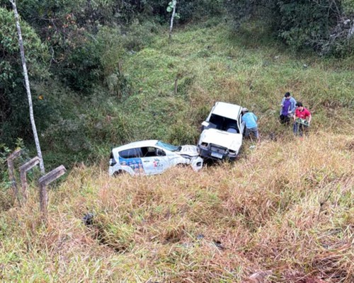 Veículos vão parar na ribanceira em dois acidentes seguidos na entrada do bairro Campos Elísios