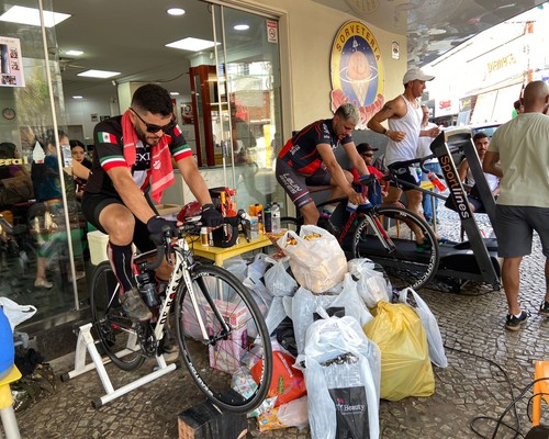 Atletas fazem desafio de 12h sem parar e arrecadam doações para famílias carentes de Patos de Minas