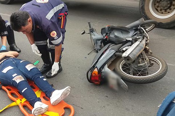Acidente entre carro e moto na rua Major Gote complica o trânsito e deixa motociclista ferida