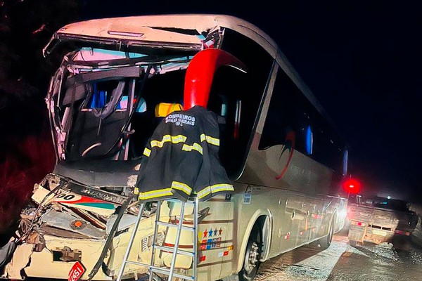 Colisão entre ônibus e carreta deixa 19 feridos na MG-410, em Lagoa Grande