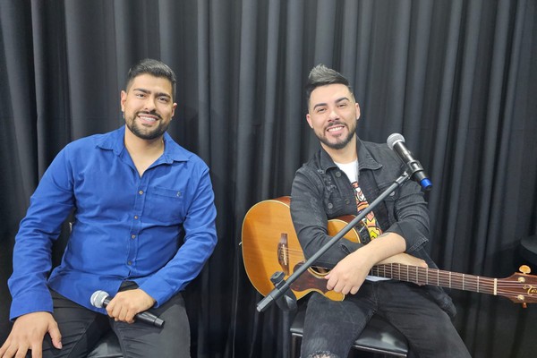 Mateus Ferraz e Thiago contam as novidades da carreira e cantam os maiores sucessos no Contraponto