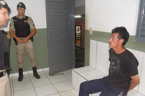 Acusado de simular arma de fogo na cintura para roubar vítimas é preso pela Polícia Militar