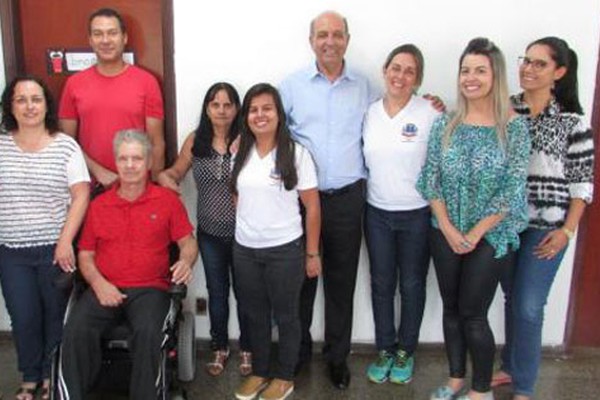 Pacientes da Clínica Totó Veloso recebem cadeiras de rodas monobloco e cadeiras motorizadas