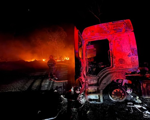 Carreta pega fogo e é destruída pelas chamas na BR 365, em Patos de Minas