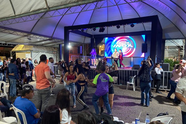 Banda Inox leva animação para o palco do coreto e coloca público para dançar na Fenapraça; veja ao vivo