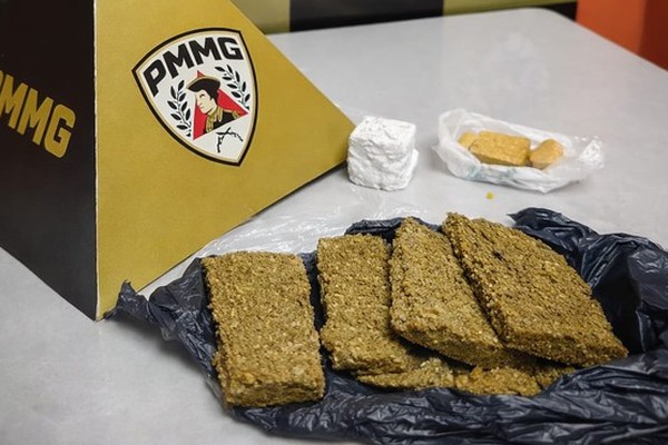 PM Rodoviária prende passageiro de ônibus na MG 188 com maconha, crack e cocaína, em Coromandel