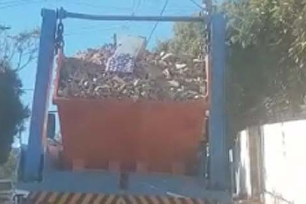 Universitário flagra caminhão derramando entulho em via pública de Patos de Minas; veja