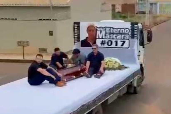 Últimas homenagens: motorista morto em acidente na MGC 354 é levado em carroceria de caminhão