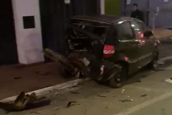 Motorista com sintomas de embriaguez bate violentamente em veículo estacionado no centro da cidade