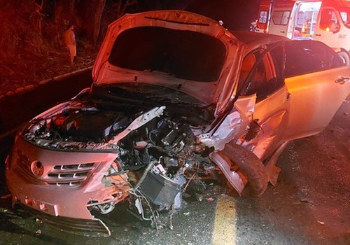 Motorista morre e passageira fica gravemente ferida em acidente com carreta e 2 carros na BR 352