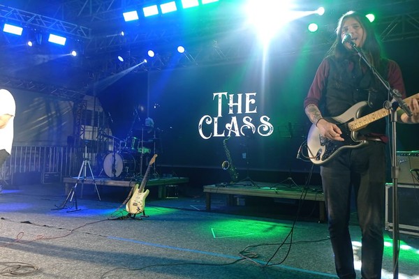 The Class canta o sucesso de Elvis Presley "Suspicious mind" na Fenapraça; veja ao vivo