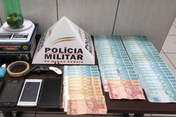 Jovens são presos suspeitos de tráfico de drogas em Presidente Olegário