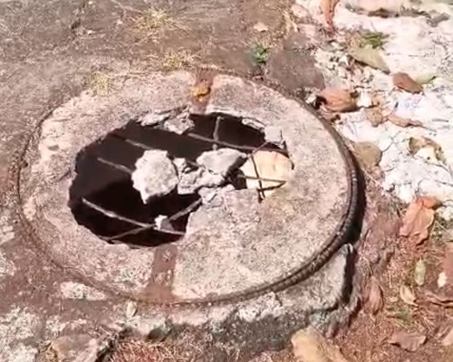 Buraco se abre em calçada próximo a Unidade de Saúde e vira armadilha para pedestres