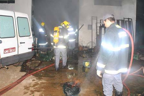 Incêndio em fábrica de coroas de flores na avenida Marabá provoca prejuízos