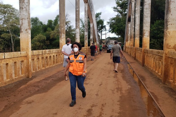 Rio Paranaíba começa a baixar e Defesa Civil libera trânsito na Ponte do Arco