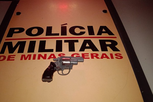 Jovens são presos após arremessarem revólver às margens da MGC 354, em Patos de Minas