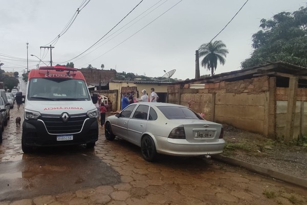 Moradora passa mal e famílias começam a sair de suas residências por causa das chuvas em Patos de Minas