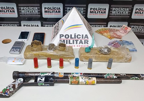 Polícia Militar encontra drogas e espingarda calibre 12 em casa de foragido da Justiça