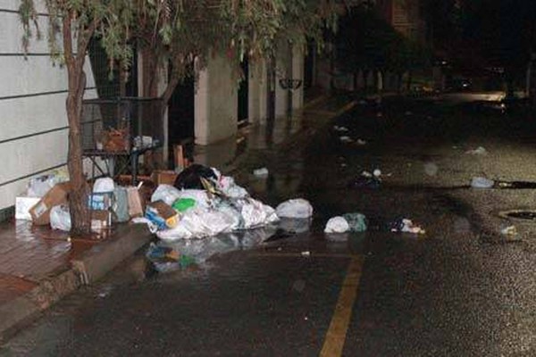 Funcionários esquecem de recolher lixo e deixam moradores indignados