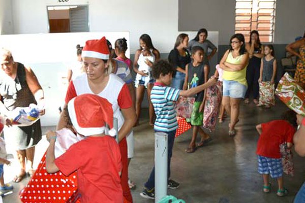 Com espírito de natal, amigos fazem a alegria de crianças carentes em Patos de Minas