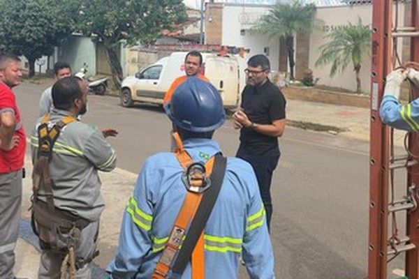 Procon coordena mutirão para retirada de fios soltos na área central de Patos de Minas