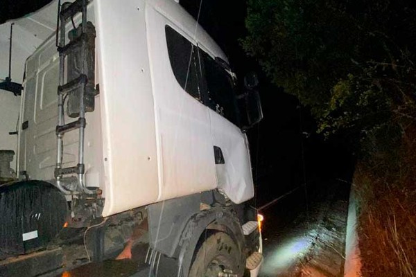 Bovino solto na MGC-354 causa acidente com moto e carreta na noite dessa quarta em Patos de Minas