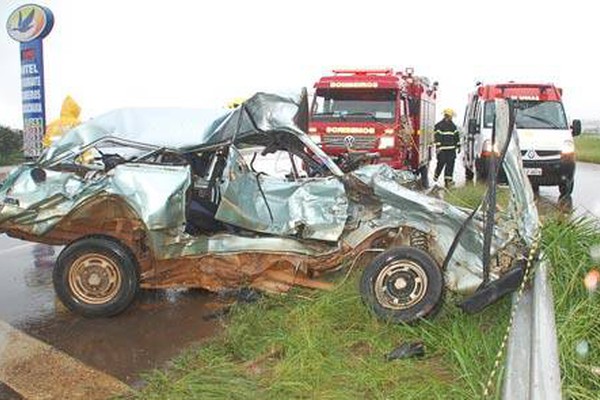 Duas vítimas do acidente entre dois caminhões e um carro morrem no hospital