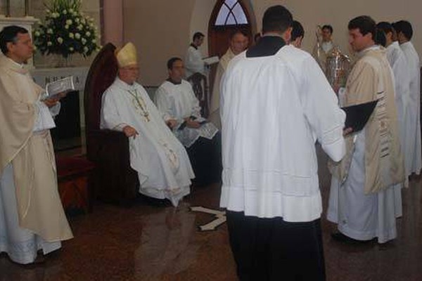 Missa do Crisma reúne centenas de fiéis e sacerdotes na Catedral de Santo Antônio