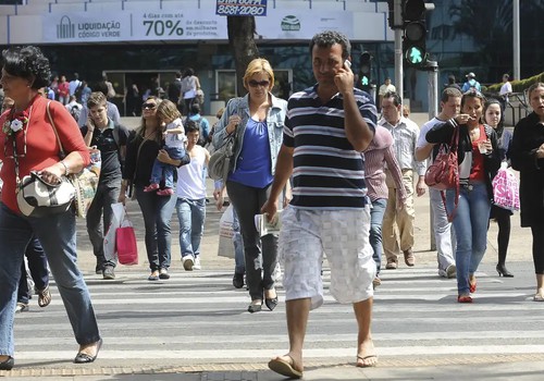 Desemprego cai para 6,9%, menor índice do trimestre desde 2014