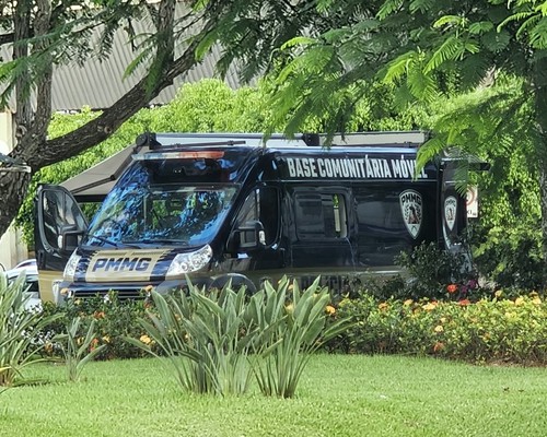 Jovem procura a polícia após ter foto íntima tirada pela janela e divulgada em grupo de aplicativo