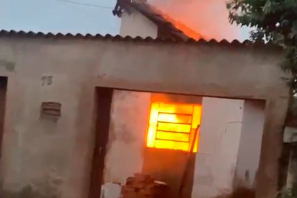 Incêndio causa estragos em residência em Patos de Minas e família pede ajuda para reconstruir