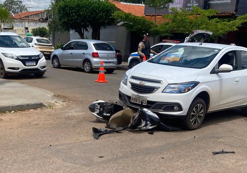 Carro para quase em cima de motoneta em acidente no Céu Azul; condutora ficou ferida