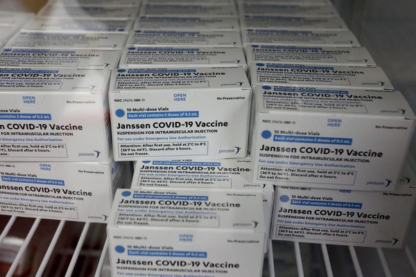 Anvisa pede alteração na bula de vacinas Janssen e AstraZeneca