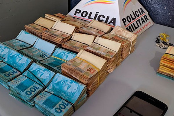 PM apreende quase 200 mil em dinheiro, três carros, drogas, arma e dois acabam presos em Patos de Minas