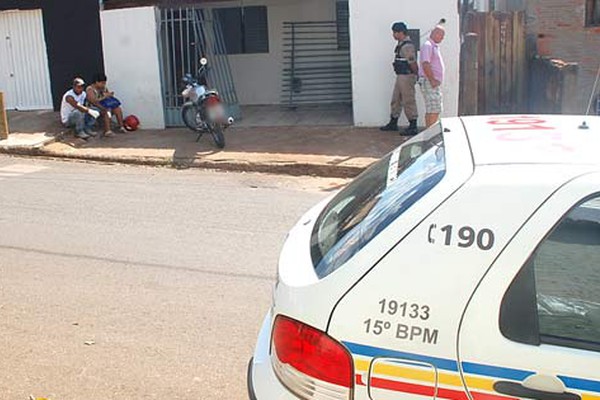 Jovem sem habilitação perde o controle da moto e derruba portão de casa no Cidade Jardim