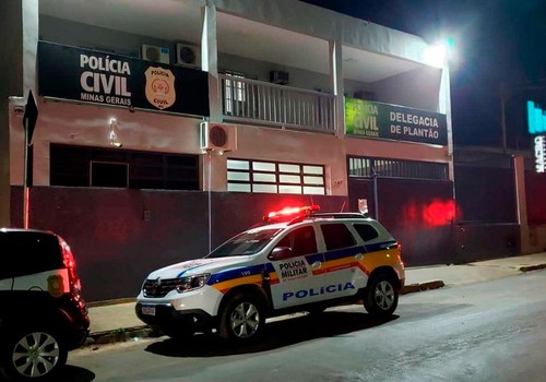 Mulher vai parar na Delegacia após pular muro de residência e ameaçar morador com faca