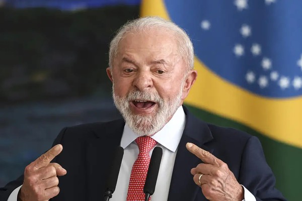 Atitude irresponsável, diz Lula após revogação de visto de embaixadora