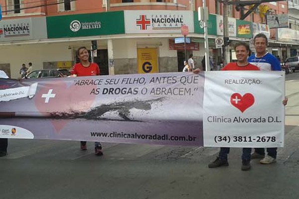 Campanha no centro de Patos de Minas orienta pais a manterem os filhos longe das drogas