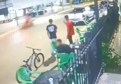 Câmera mostra o momento em que motociclista atropela pedestre em Varjão de Minas; uma pessoa morreu