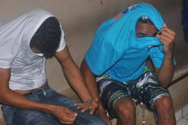 Jovens são presos por tráfico após tentarem engolir droga e PM ver mensagem em celular