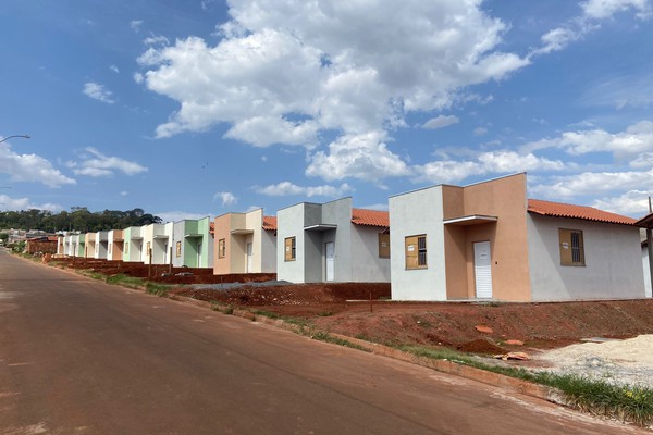 Obras das casas populares avançam em Patos de Minas e conclusão está prevista para novembro