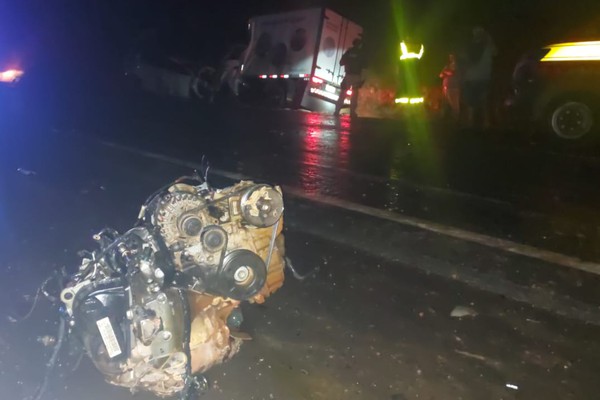 Tragédia na BR 365: duas mulheres morrem e dois homens ficam feridos em acidente com caminhão, carreta e carro