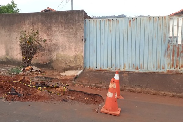 Moradores reclamam de buraco aberto pela Copasa há 12 dias em Patos de Minas