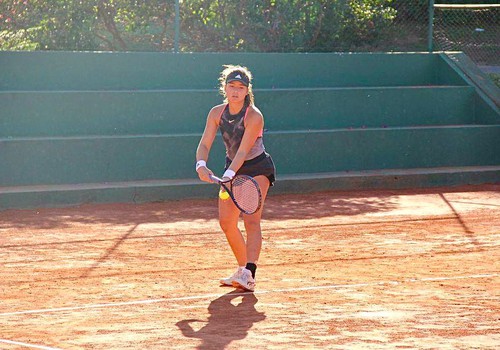 Atleta patense conquista torneio de tênis no Paraguai