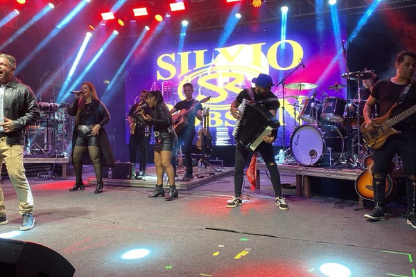 Silvio & Robson cantam o sucesso “Desejo de amar” na Femapraça 2026; veja ao vivo