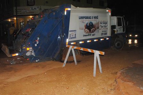 Caminhão da coleta de lixo fica atolado nas obras da avenida Paracatu