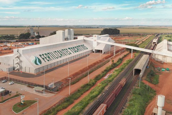 Enquanto Patos de Minas fecha empresa, Araguari anuncia instalação de 18 novos negócios