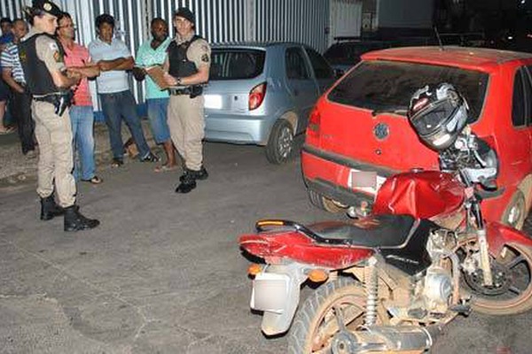 Motociclista bate de frente com veículo que tentava conversão na Rua Ceará